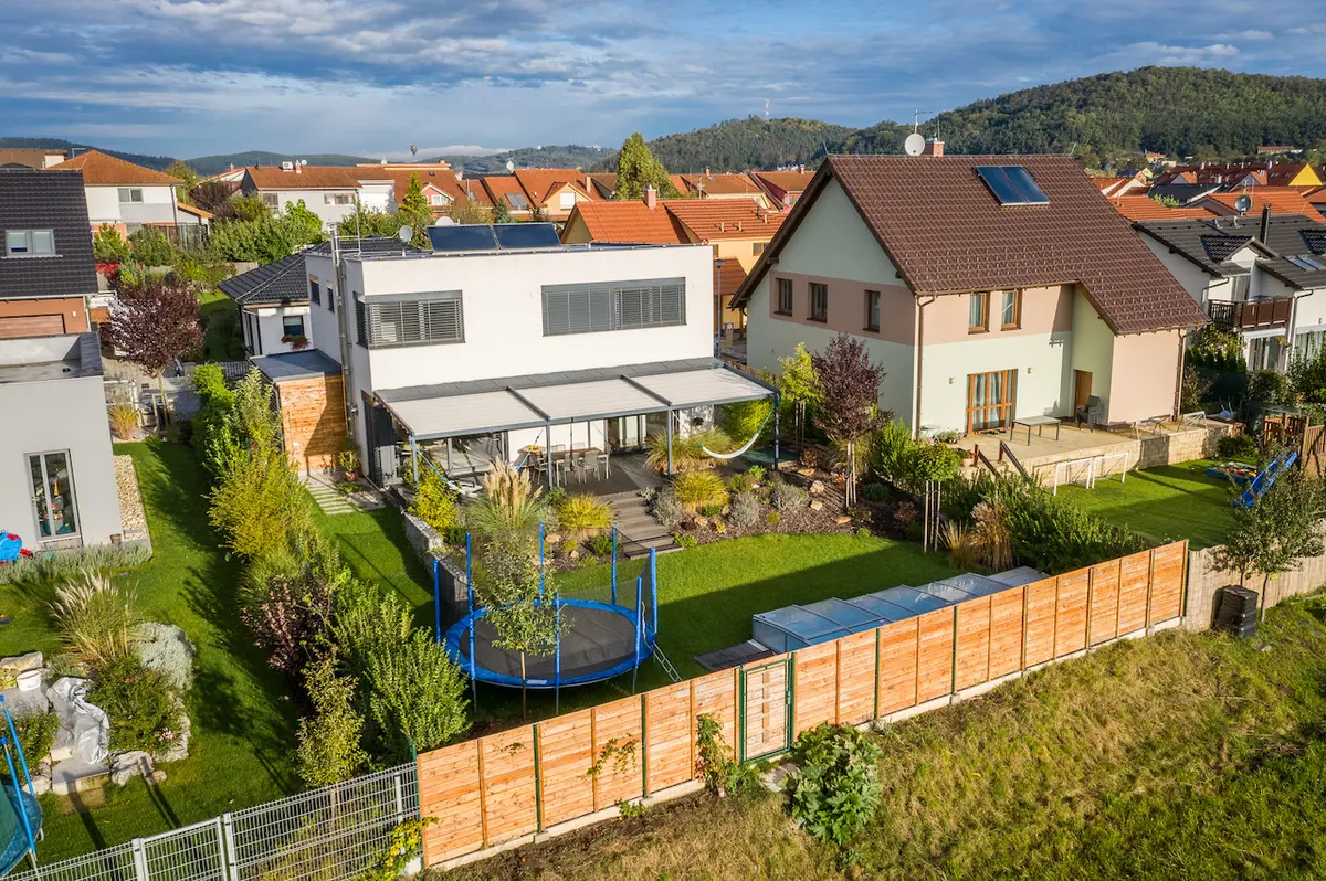 Ač měli původně koupený pozemek na samotě, nakonec jej raději vyměnili za okraj městečka, kde mají vše na dosah.