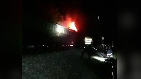 Dieselovou lokomotivu zachvátily plameny, škoda je tři miliony