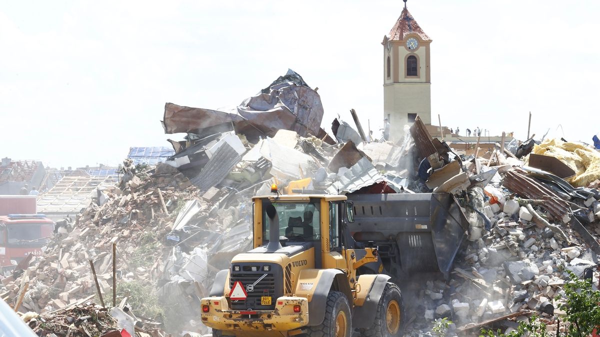 Kostel v Moravské Nové Vsi se sutinami z poničených domů.