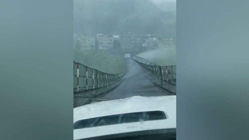Visutý most se v bouří děsivě rozhoupal přímo před autem