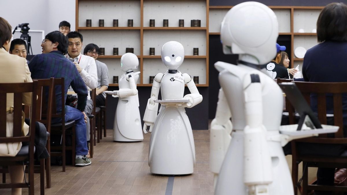 V tokijské kavárně obsluhují roboti. Řídí je hendikepovaní