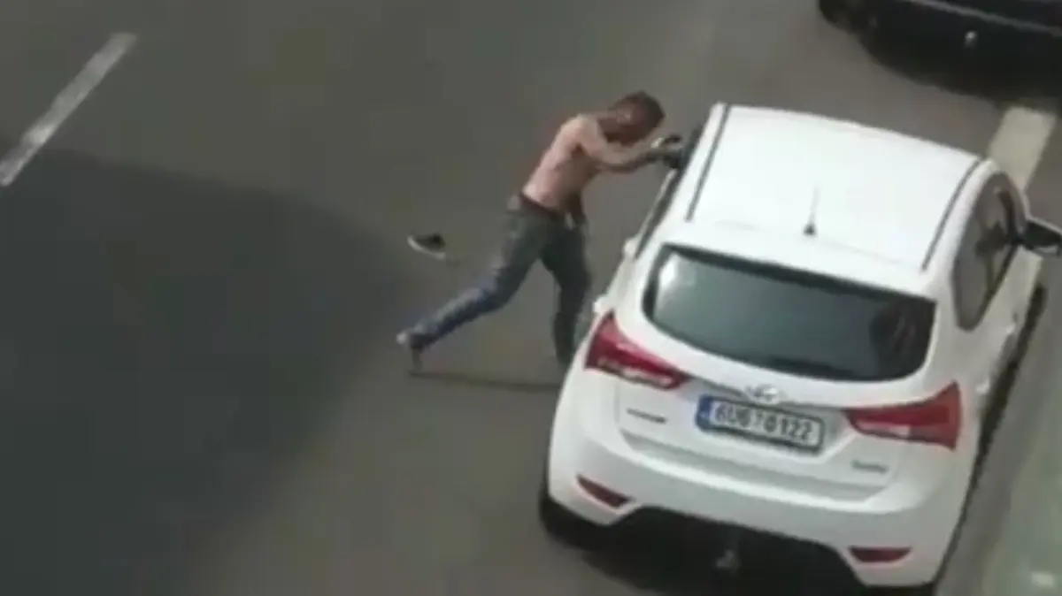 Muž před zákrokem policie