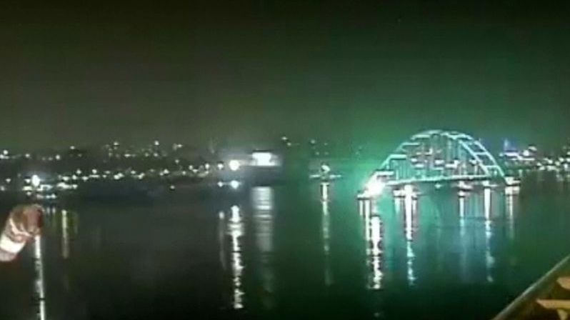 Rotterdamem po vodě převáželi obří most