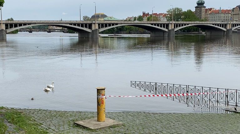 Vzedmutá Vltava zastavila provoz všech pražských přívozů