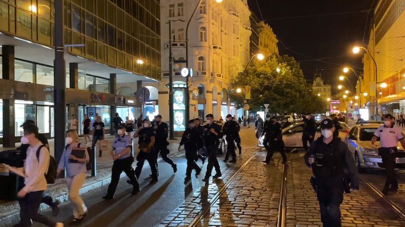 Manévry v Praze. Dav policistů a hygieniků kontroloval hudební kluby