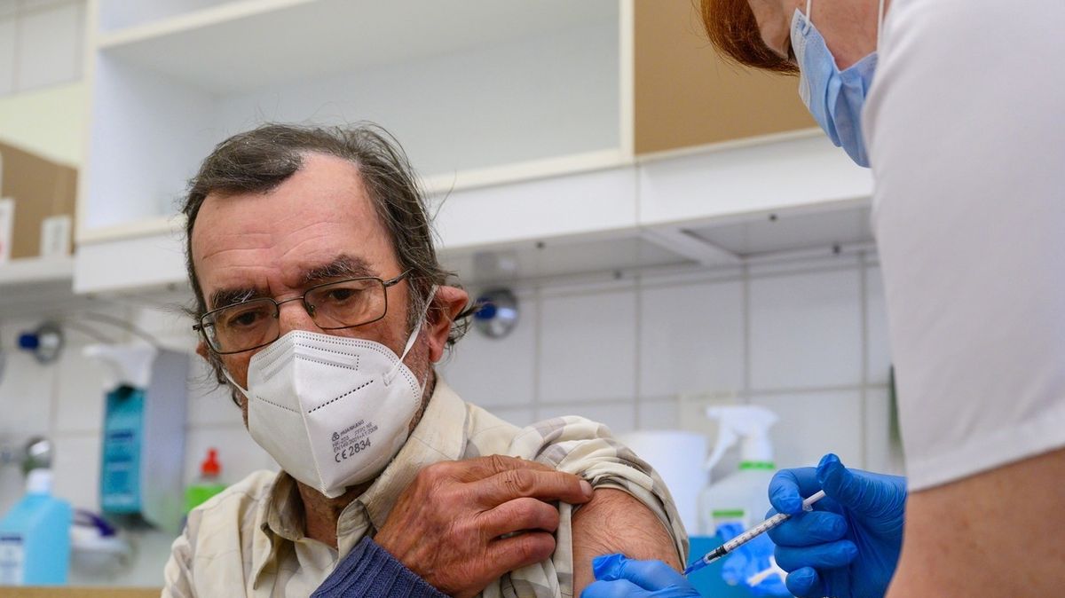 Maďarsko začalo očkovat občany v sousedních zemích