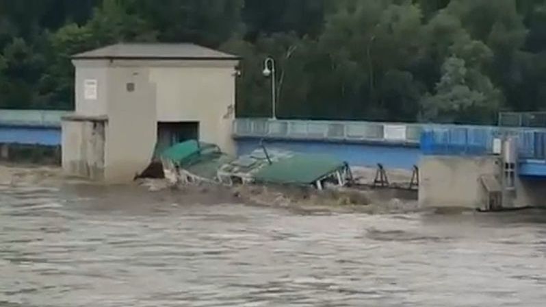 Loď při záplavách v Německu nabourala do mostu a potopila se. Zachytila to kamera