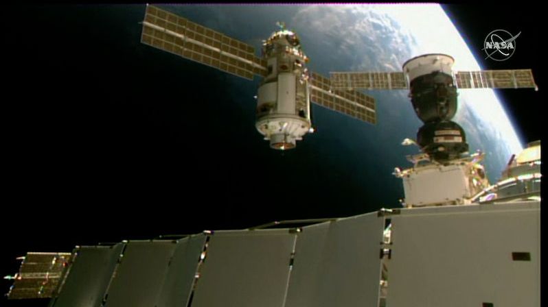 Ruský modul Nauka už zdárně kotví u ISS, způsobil tam ale komplikace