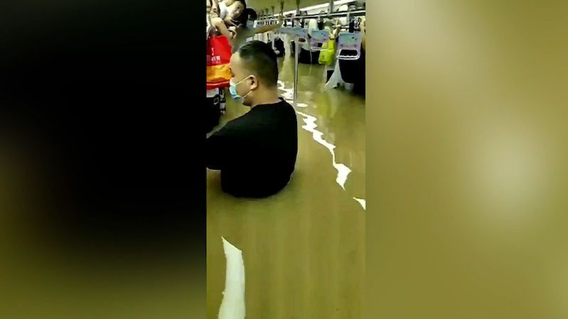 Záplavy v čínském městě uvěznily cestující v metru. Když voda stoupala, zvedali děti nad hlavu