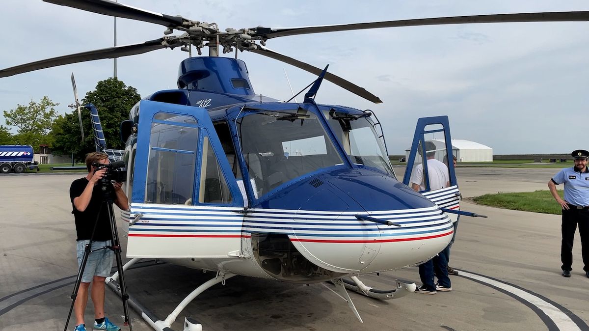Pracovali až 15 hodin denně. Čeští policisté se vrátili s vrtulníkem z Albánie