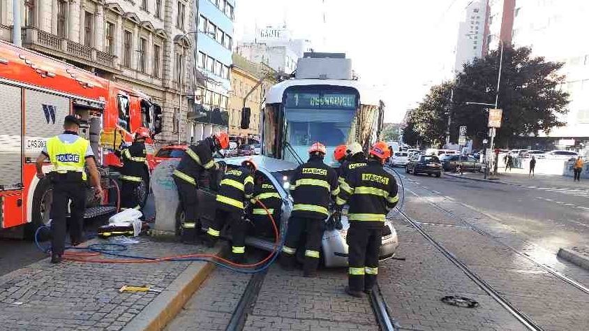 Tramvaj v Brně se srazila s autem, těžce zraněného řidiče vyprošťovali