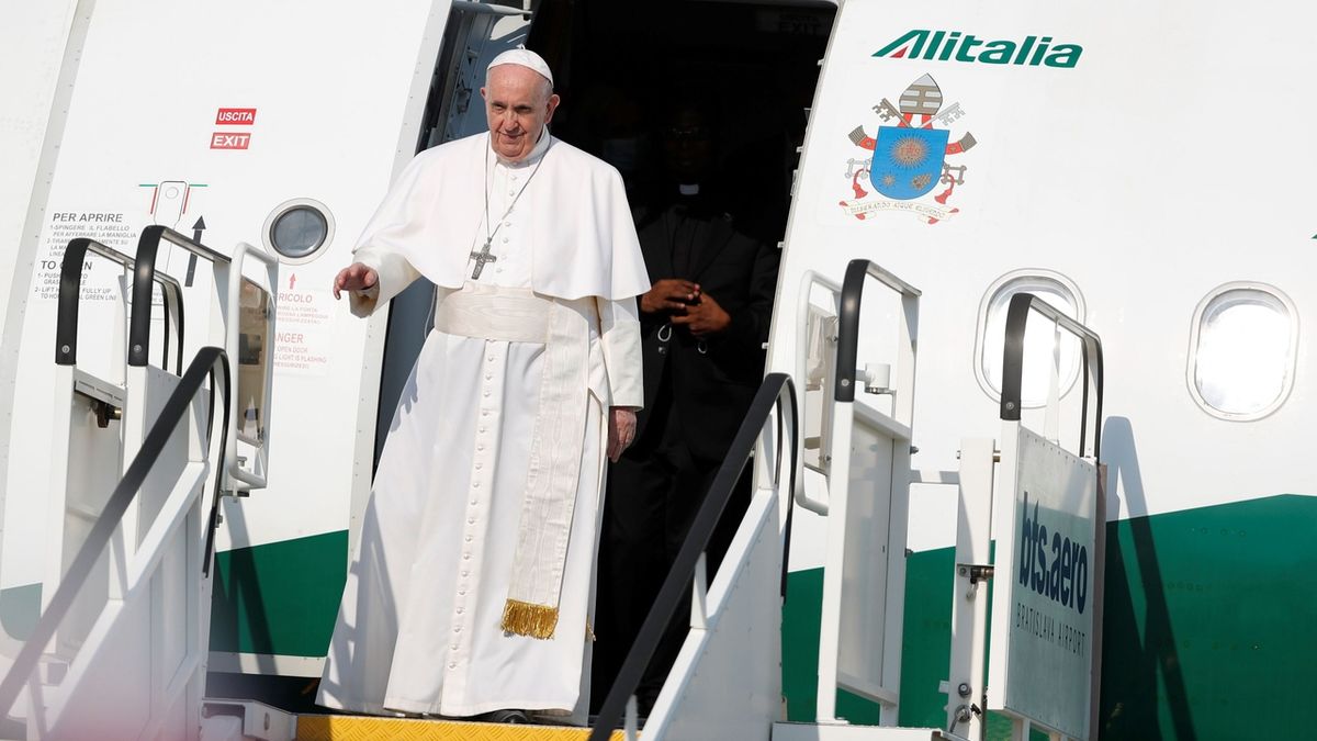 Papež František přiletěl do Bratislavy. Na Slovensku se zdrží do středy