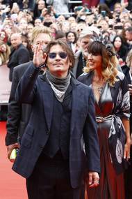 Johnny Depp a Victoria Clarke, herečka, přicházejí k hotelu Thermal.