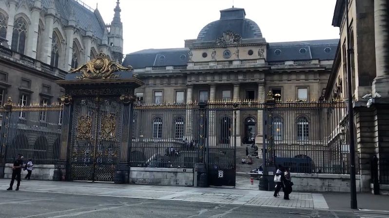 Začal proces století. Z útoku na Bataclan a další místa v Paříži se zpovídá dvacet lidí