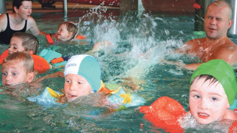 Na kurzy plavání budou moci děti z jedné školy bez testů a omezení