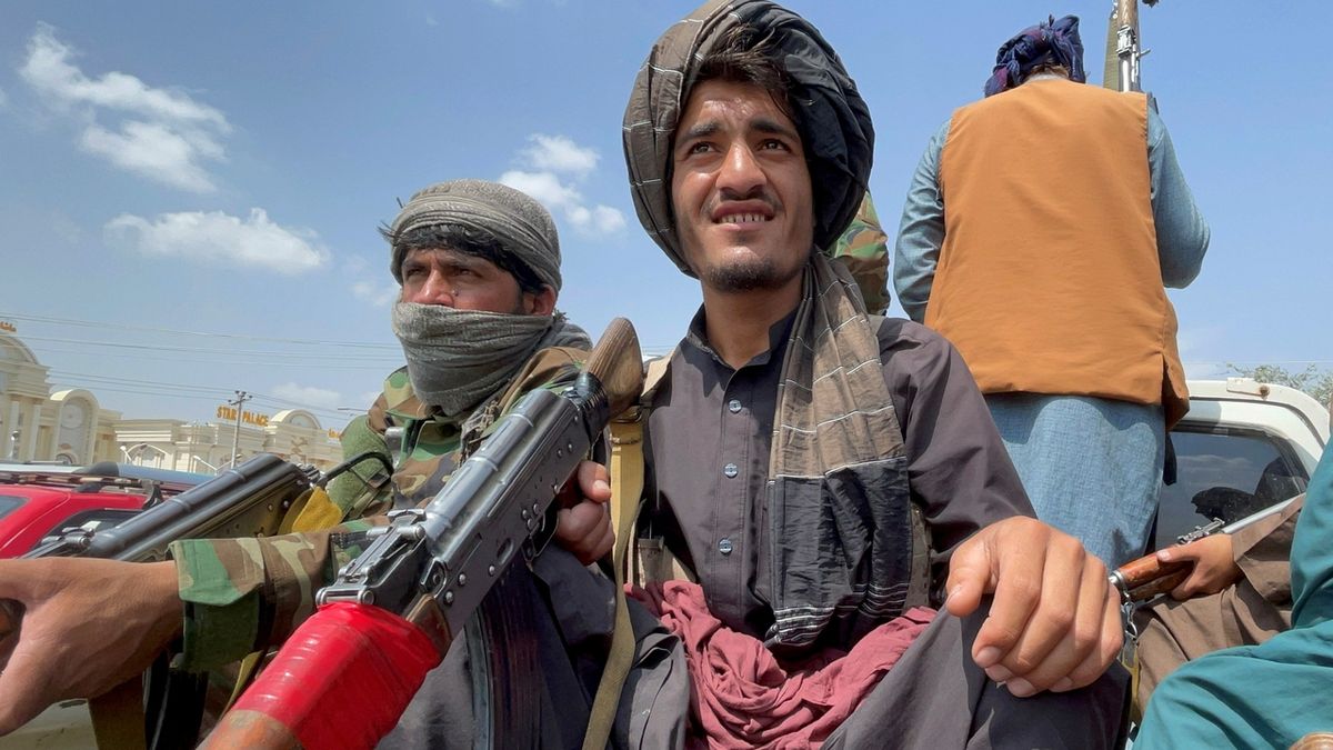 Radující se Tálibán v akci: Oslavná střelba v Kábulu pozabíjela 17 lidí