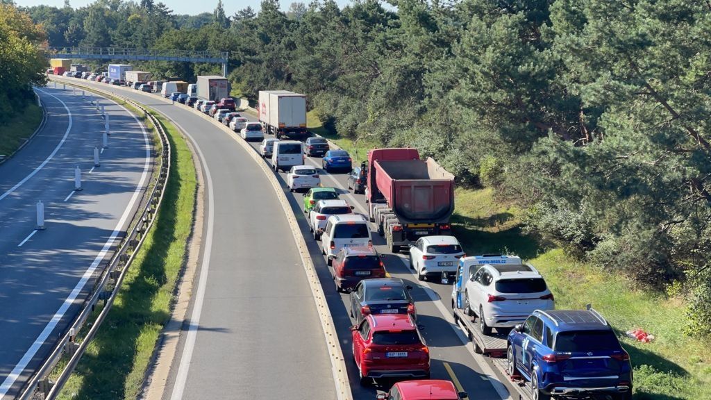 Kolona na dálnici D10 za nehodou