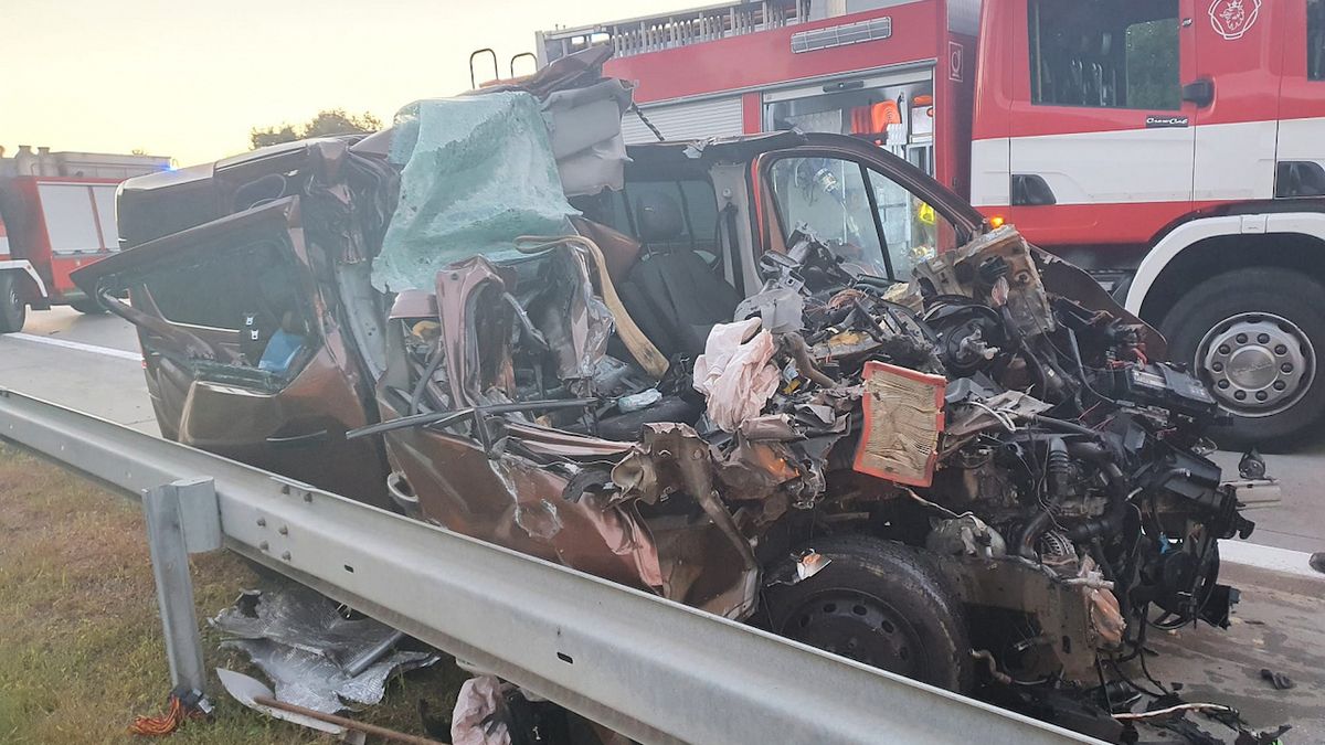 Zraněný řidič dodávky zůstal po nehodě složitě zaklíněný pod návěsem kamionu