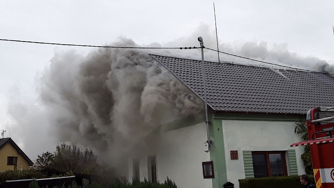 Rodinný dům s přístavbami plnými sena na Olomoucku vyhořel, škoda za 1,7 milionu