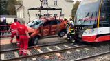 Tramvaj se v Praze srazila s autem. Tři lidé se vážně zranili