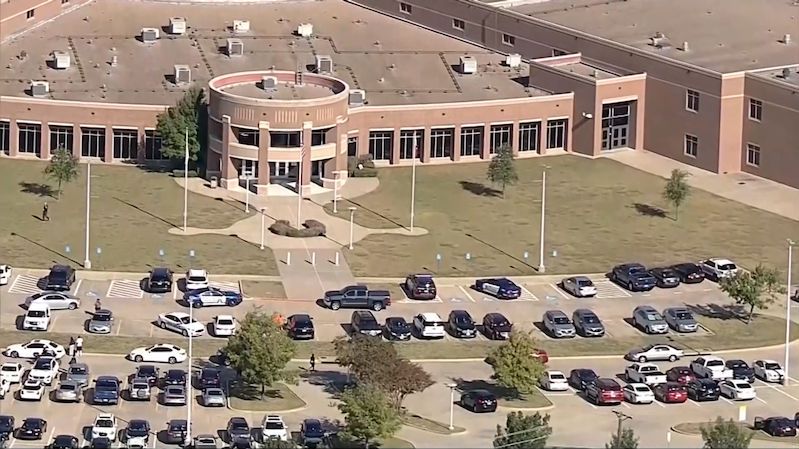 Střelce z texaské školy dopadli, podle policie jde o 18letého studenta školy