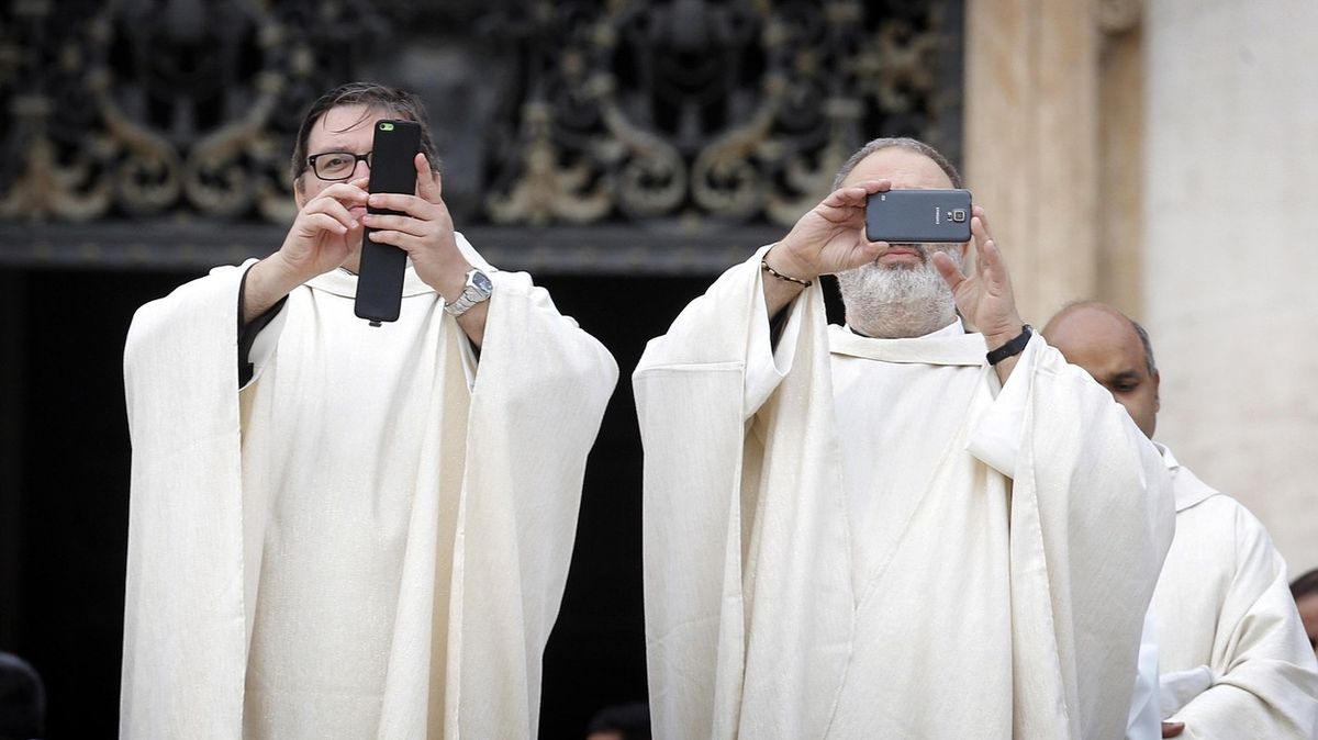 Modlení s mobilem v ruce. Vatikán představil vylepšenou aplikaci