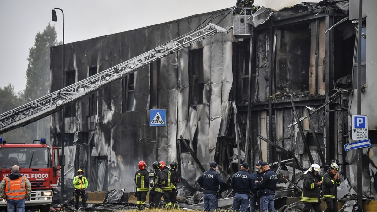 U Milána spadlo letadlo na prázdnou budovu, osm mrtvých