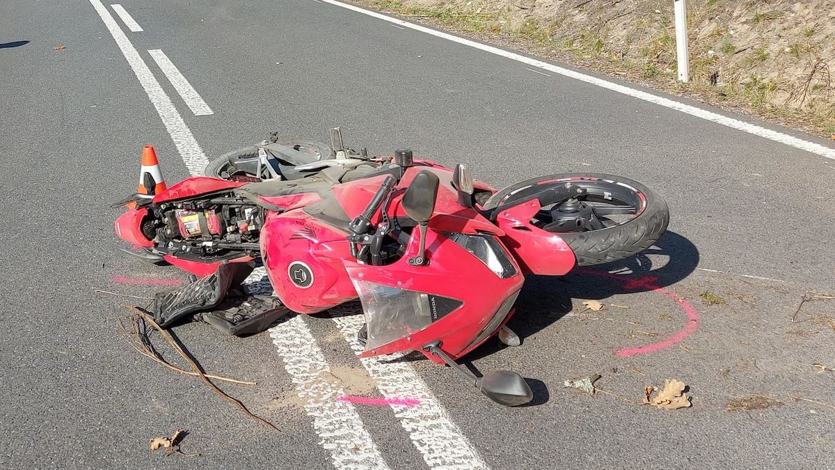 Dítě přebíhalo silnici, při srážce s motorkou zemřelo