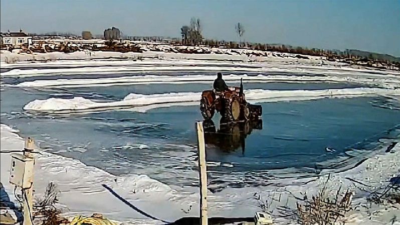 Muž odklízel sníh ze zamrzlého rybníka traktorem, nedopadlo to dobře