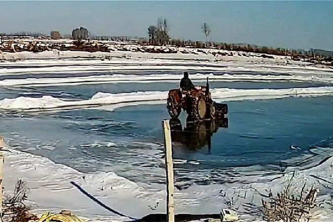 BEZ KOMENTÁŘE: Odklízet sníh traktorem ze zamrzlého rybníku nebylo dobrým nápadem