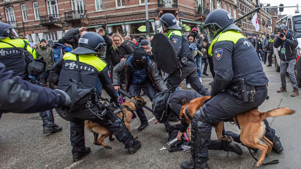 Nizozemští policisté si kvůli nařčení z „policejní brutality“ stěžují u OSN