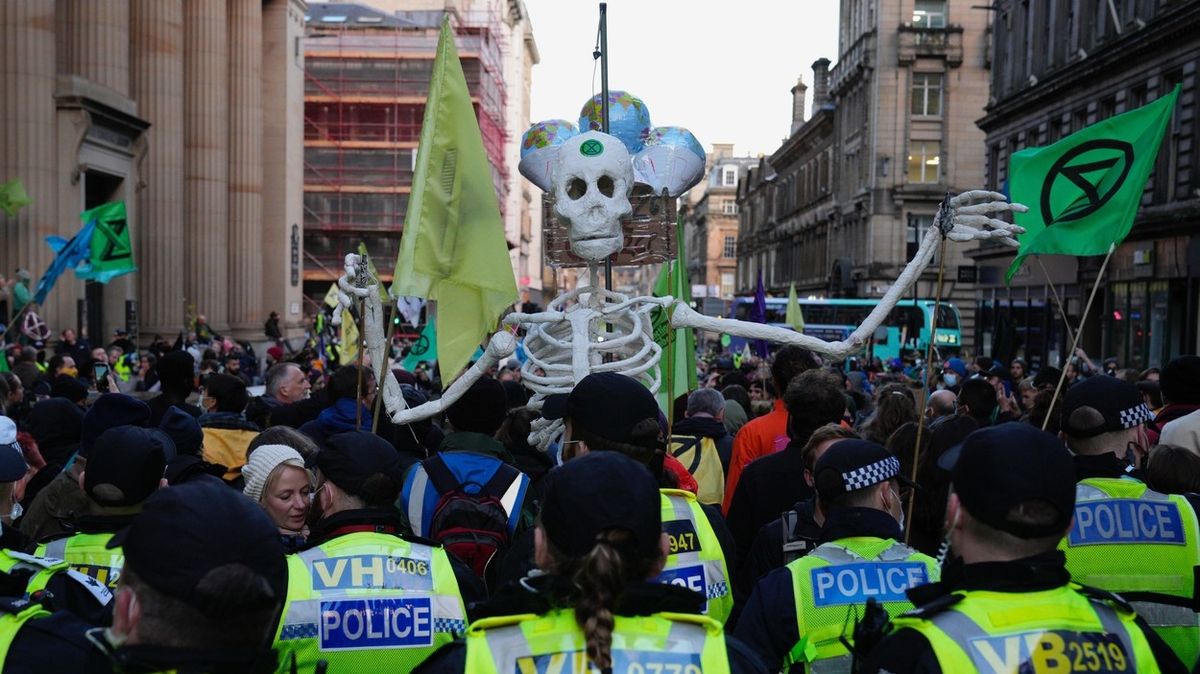 V Glasgow je během ekosummitu stovce policistů zle. Panují obavy z mezinárodního ohniska
