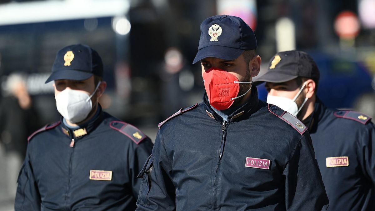 Italští policisté se musí smířit s respirátory různých barev. 