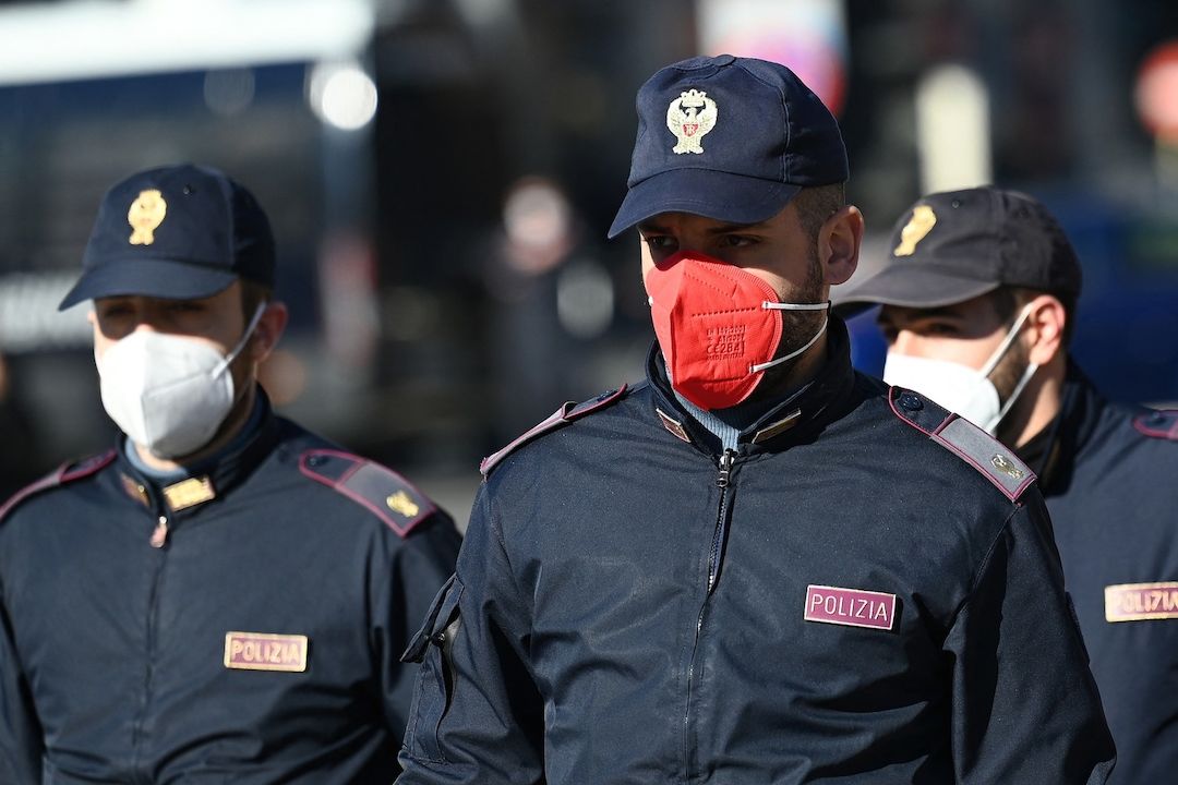 Italští policisté se musí smířit s respirátory různých barev. 