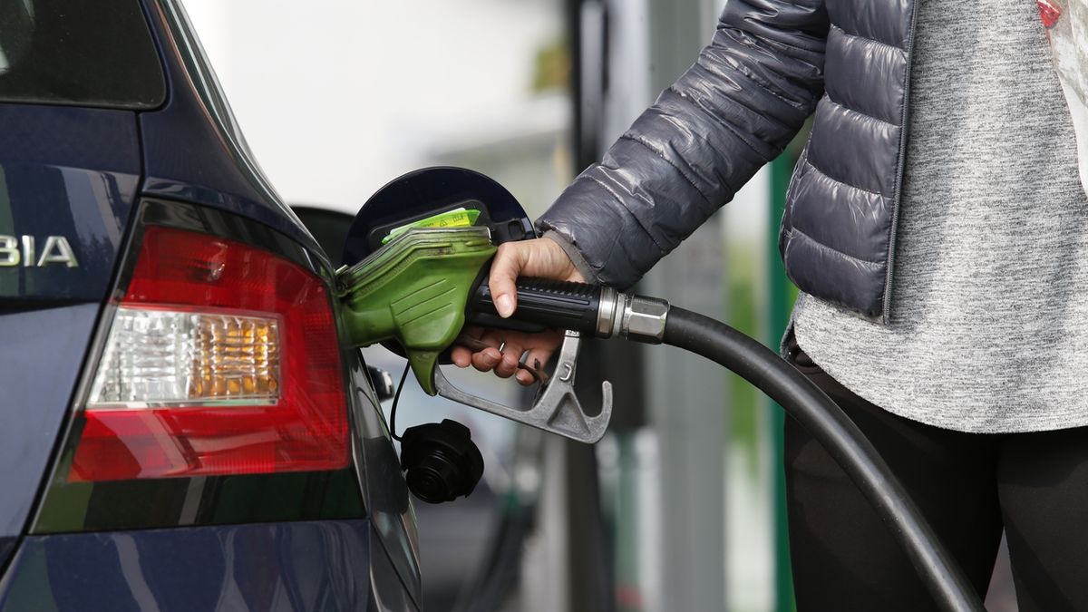 Zeman podepsal snížení spotřební daně z benzinu a nafty