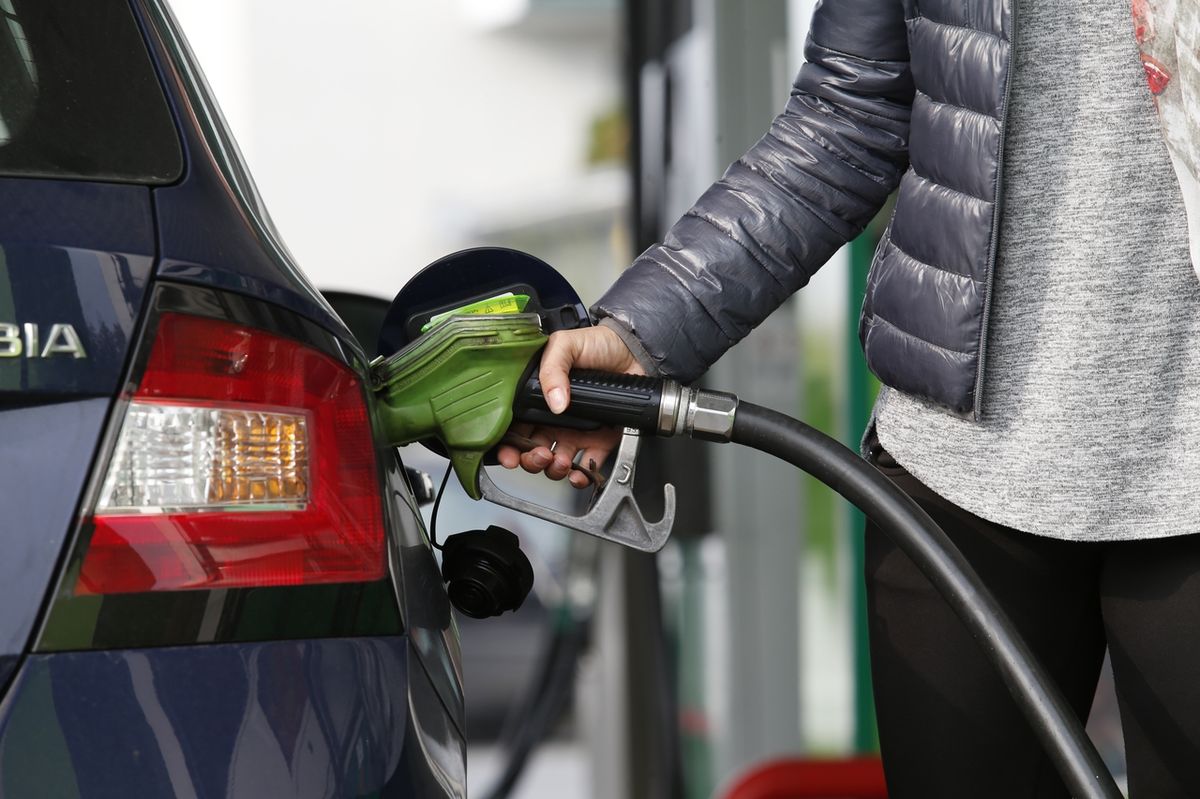 Benzín i nafta v Česku konečně zlevňují