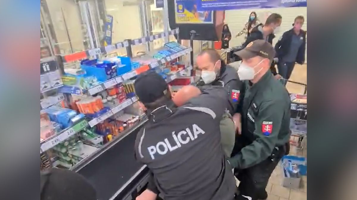 Slovenští antirouškaři hromadně vyvolávají rvačky s policií v supermarketech