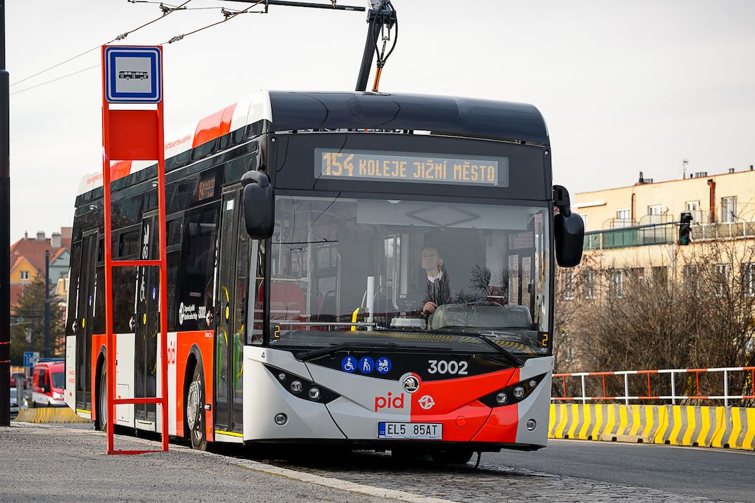 Na konečných stanicích se mohou elektrobusy průběžně dobíjet díky tramvajové a trolejbusové infrastruktuře.