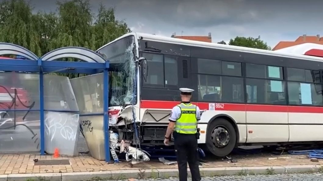 Autobus vjel vloni v červnu na nádraží ve Slaném do chlapců čekajících na zastávce. Na místě zemřel sedmiletý hoch.