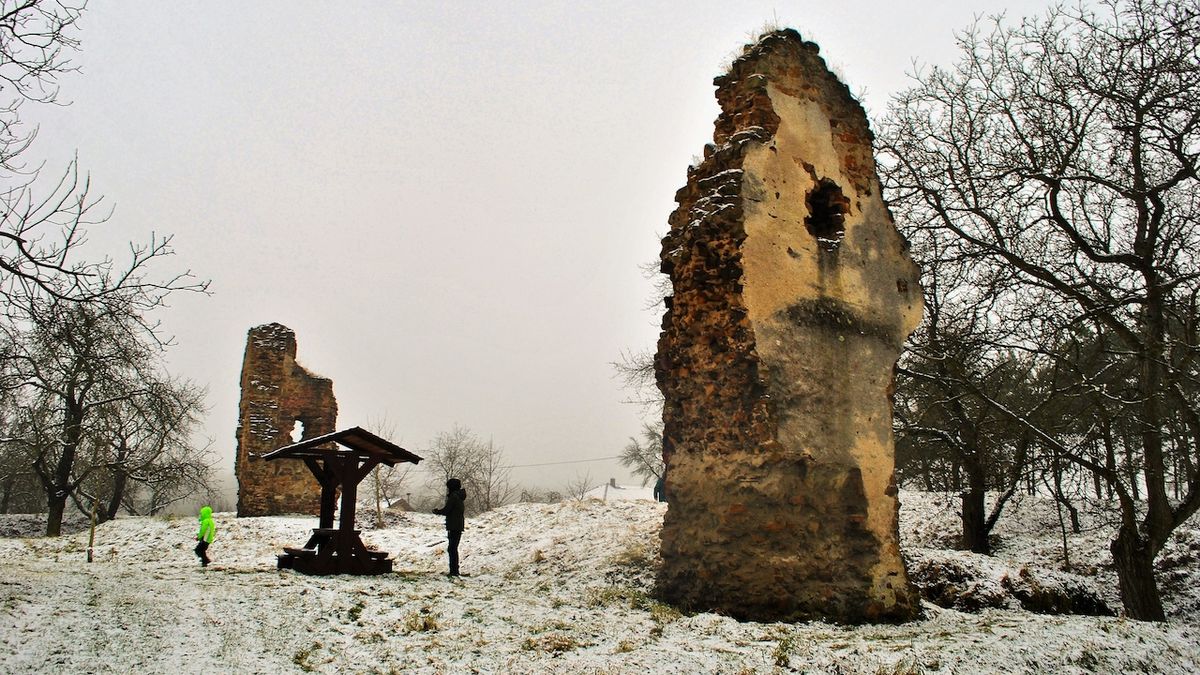Zkázu hradu Žerotína uspíšili obyvatelé podhradí, kvůli stavivu bortili cimbuří i věže