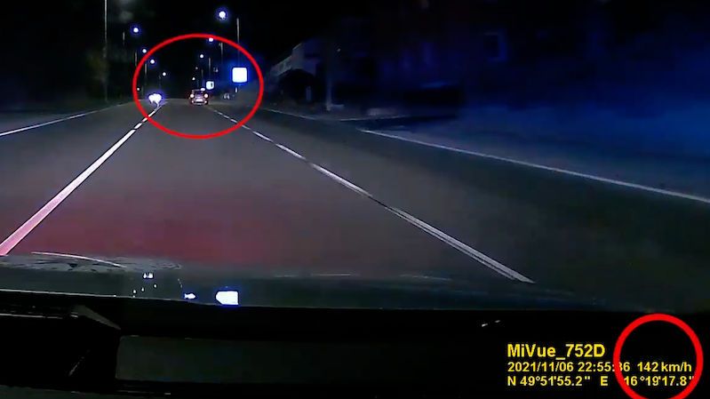 Agresivní řidič jel městem 140 km/h. Nepomohl ani zastavovací pás