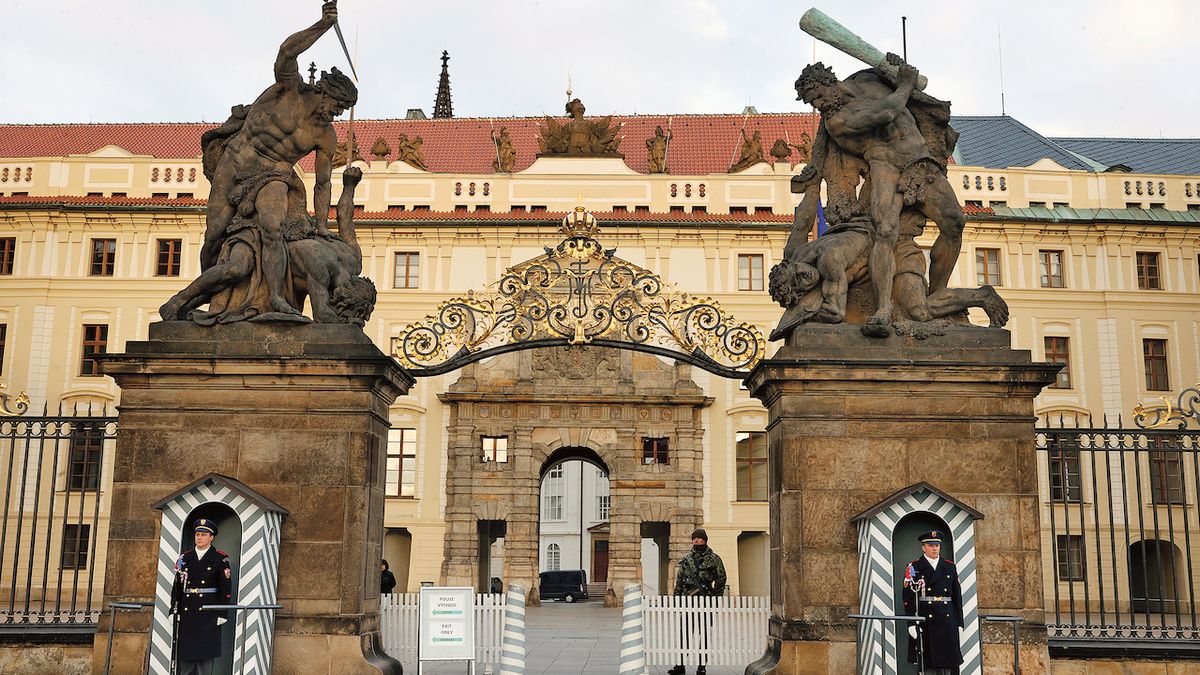 Je to efektivní prvek, hájí policie kontroly vstupu na Pražský hrad