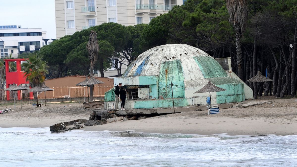 „Nezničitelné“ bunkry diktátora Hodži bez milosti polyká moře