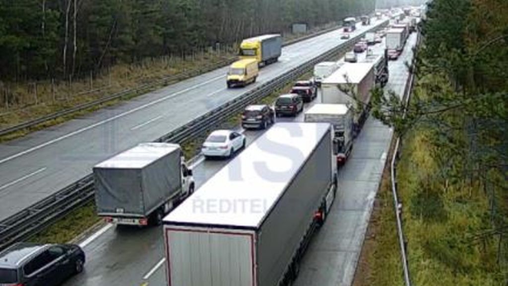 Kolony na dálnici D1 ve směru na Brno kvůli hromadné nehodě na Jihlavsku