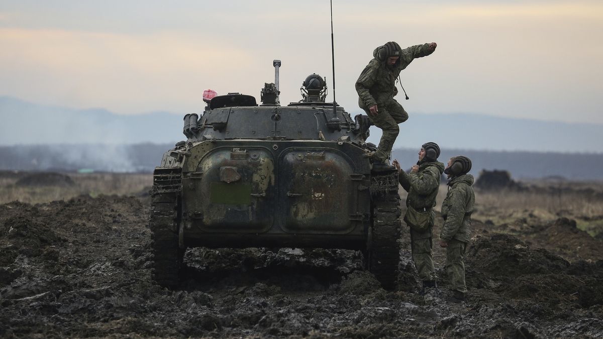 Rusko stáhlo tisíce vojáků do kasáren, některé i od hranic s Ukrajinou