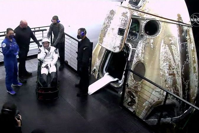 BEZ KOMENTÁŘE: Do Mexického zálivu dosedla vesmírná loď Crew Dragon se čtyřmi astronauty