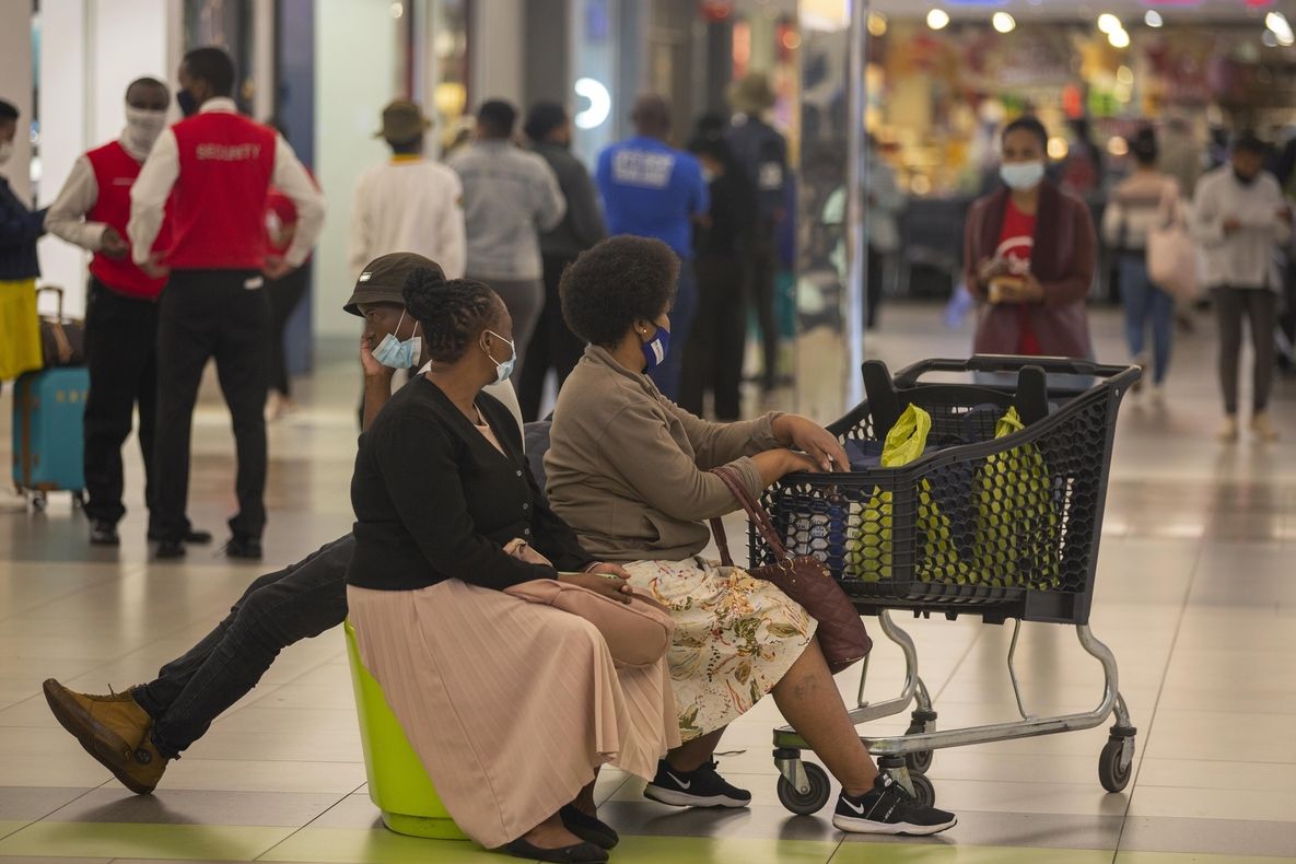 Lidé v nákupním centru v Johannesburgu v Jihoafrické republice