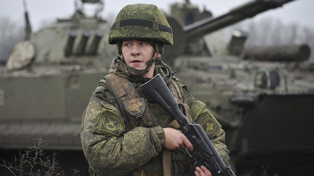 Ruský voják během cvičení v Rostovském regionu. Přítomnost ruské armády v blízkosti ukrajinských hranic vyvolává obavy Kyjeva.