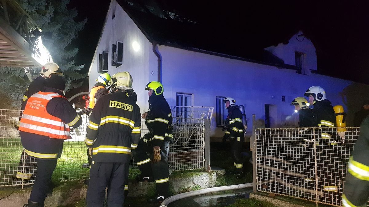 Hasičí zasahují v Boječnici nedaleko Boru na Tachovsku, kde hořel rekreační dům.