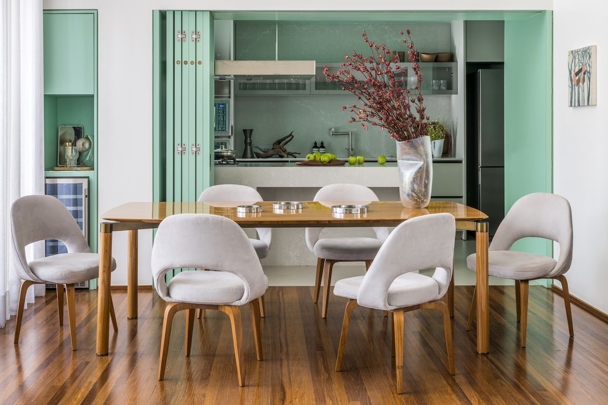 Shrnovací dveře oddělují prostor kuchyně od obývací a jídelní zóny.